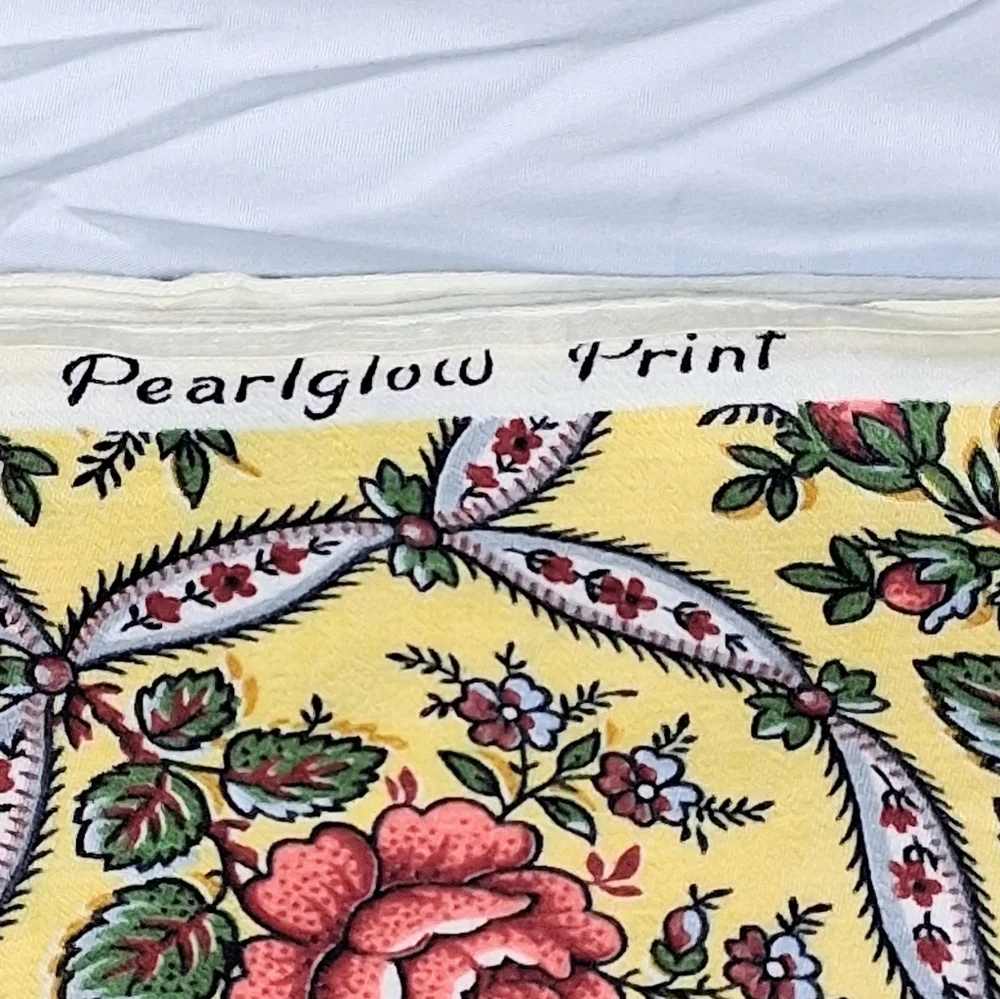Set Of 2 Tablecloths Flannel Red And White 56x46 & Yellow Floral Cloth 88"x80" - Picture 7 of 14